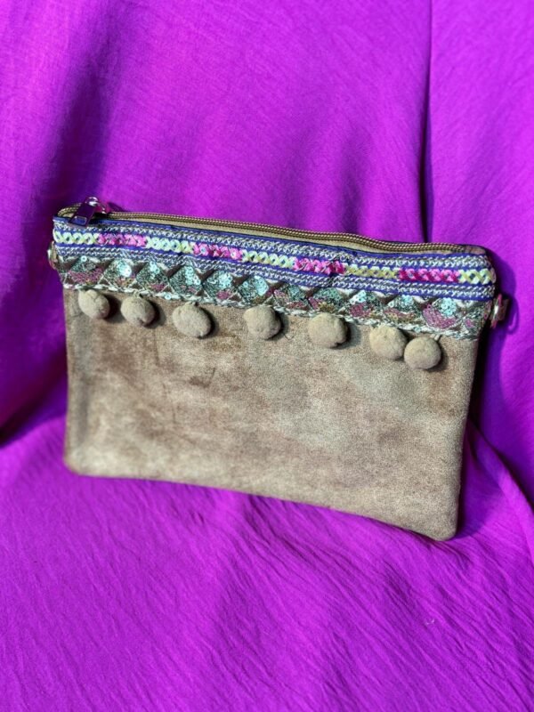 Cartera pompones.