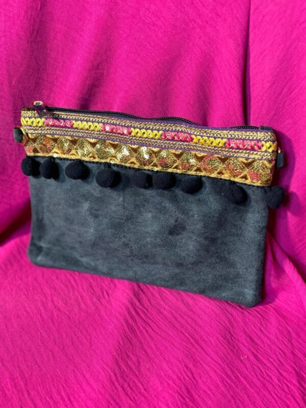 Cartera pompones.