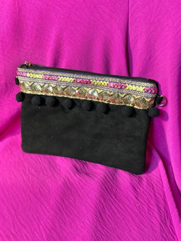 Cartera pompones.