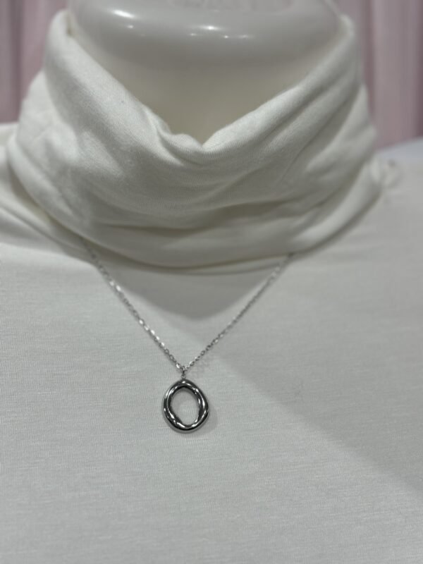 Collar ovalado
